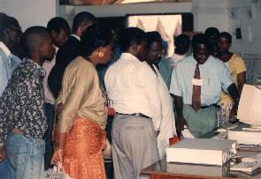 The Mag en pleine d�monstration : A cot�, le Professeur MAKOU, Pr�sident du Jury informatique