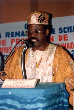 Le Professeur O. MAKOU, Pr�sident du Jury informatique proclame les r�sultats&nbsp;