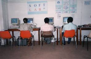 Une vue du stand de SOFTLAB� : Vue de dos : ToukAmin, ChiefChris - TheMag
