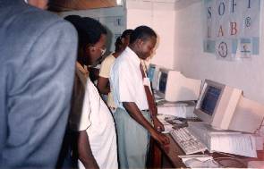 The Mag en pleine d�monstration : A cot�, le Professeur MAKOU, Pr�sident du Jury informatique